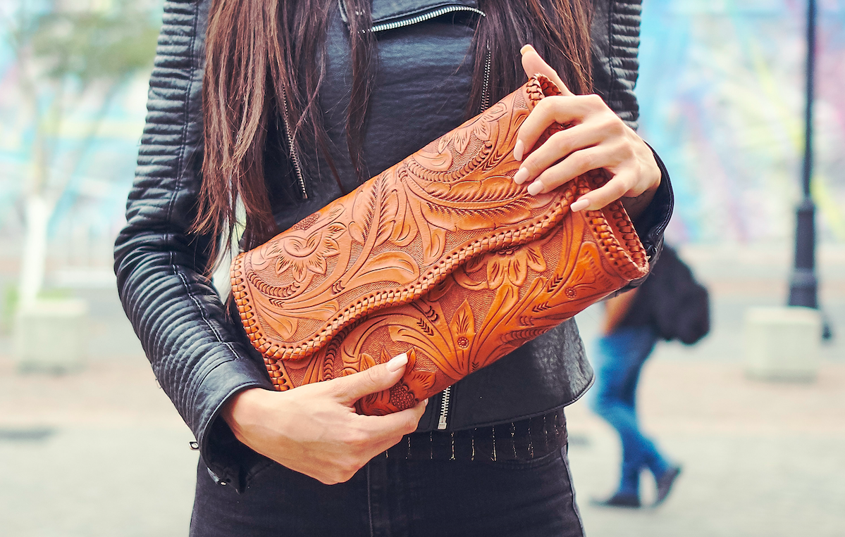 Clutch Roma Sin Broche modelada